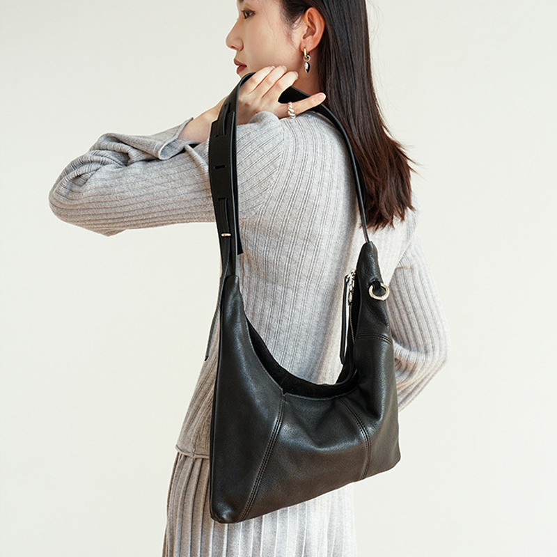 Custom Initials Leather Half M - đánh giá và giá Luxury Bags Of 2026